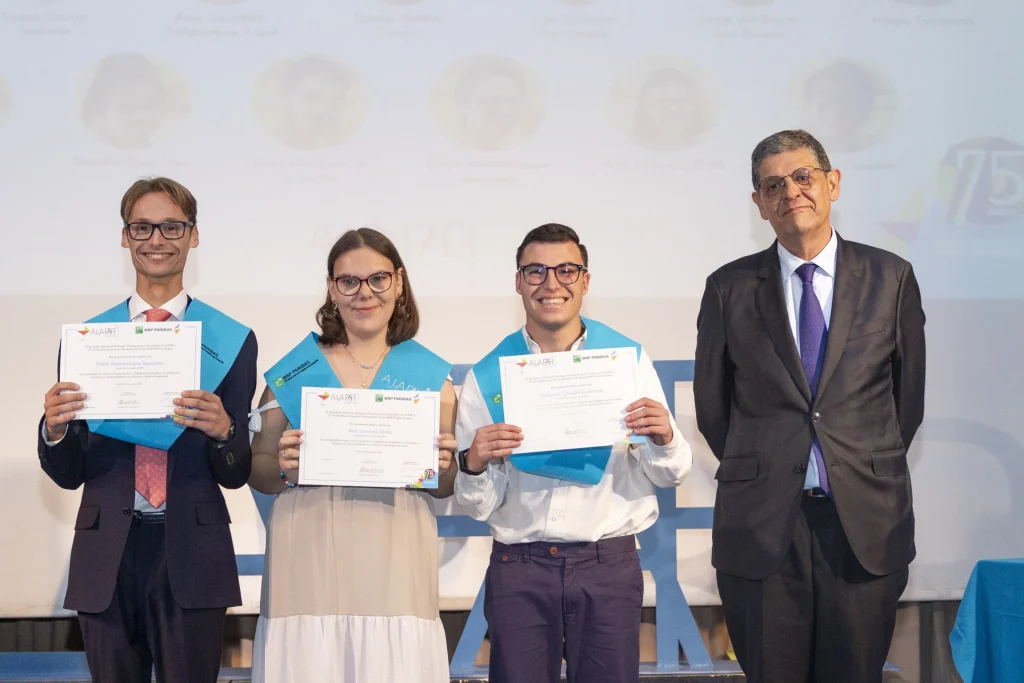 Graduación de la I promoción del proyecto Compass COMPASS-45-uai-2064x1376