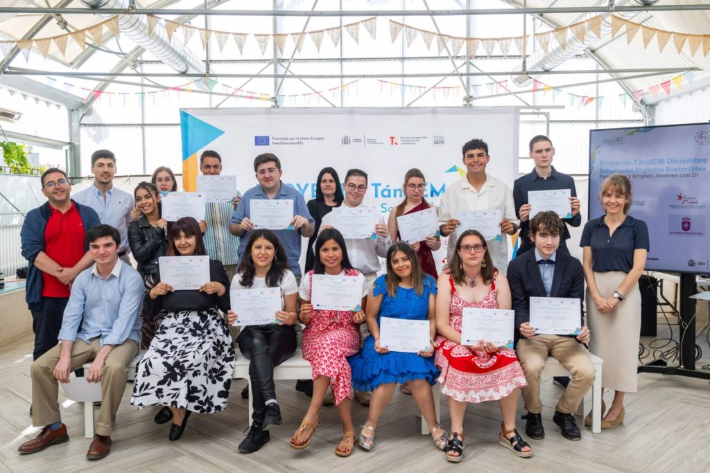 El team TándEM cierra un año lleno de logros TANDEM-1-Graduacion-62_web-scaled-uai-2064x1376