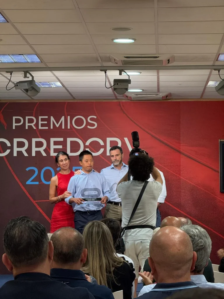 Álvaro Núñez, atleta del club deportivo A LA PAR, galardonado con el Premio Corredor Superación Personal 2025