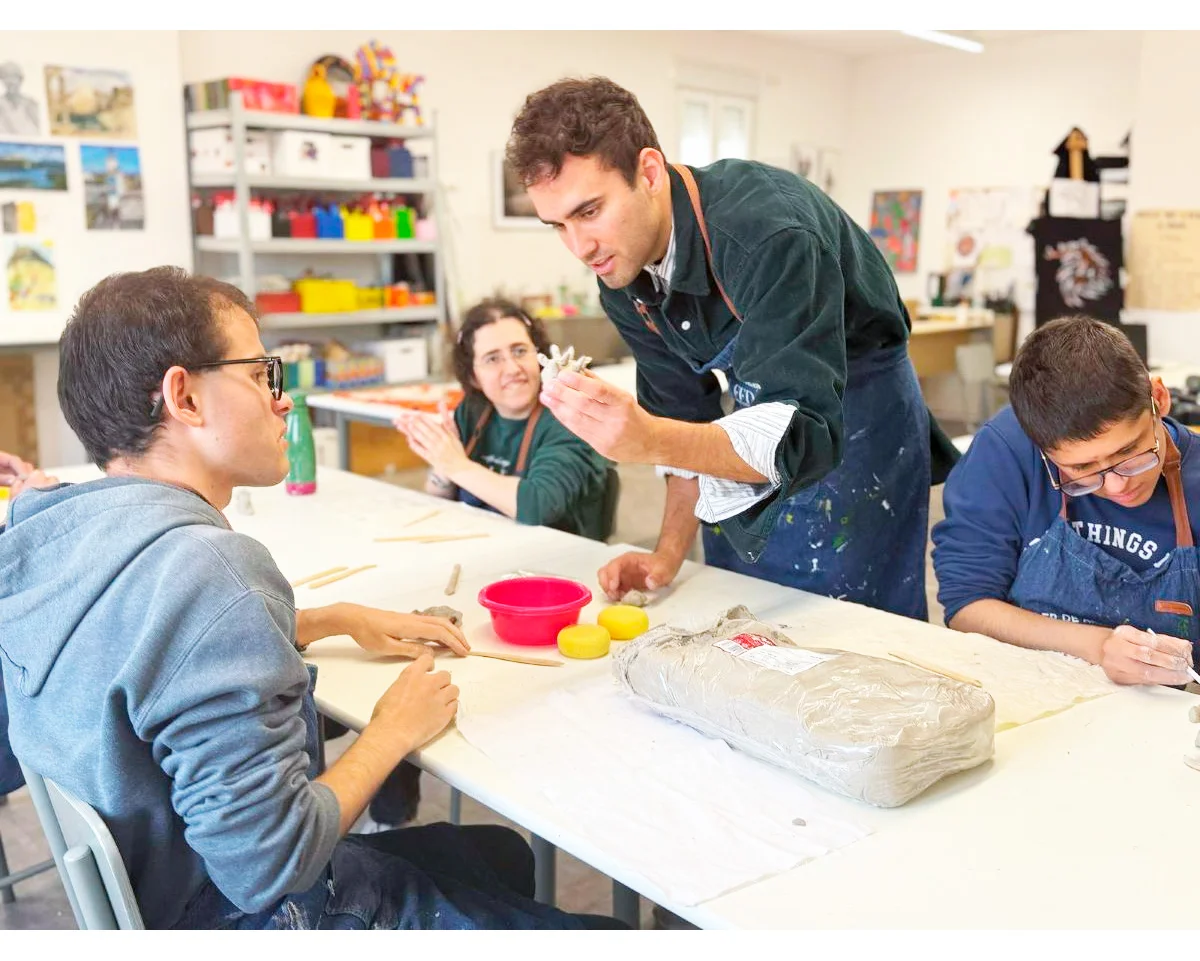 Los alumnos del Taller de Arte A LA PAR, en la exposición “Geografías en Movimiento” de Eduardo Palomares portada-noticia
